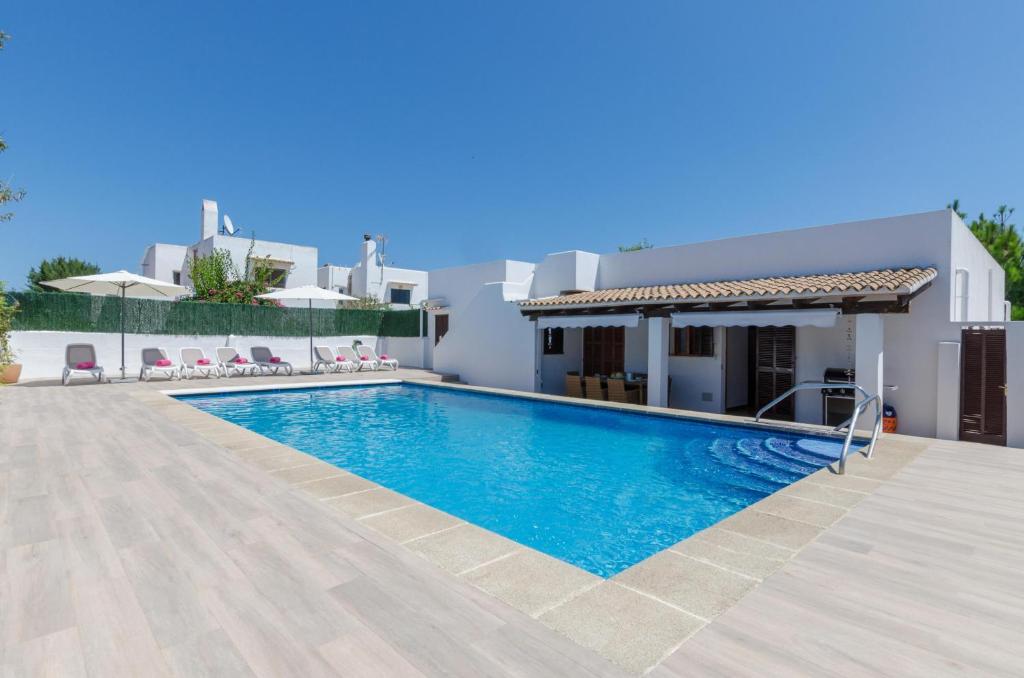 een villa met een zwembad voor een huis bij Murta 26 in Sa Coma