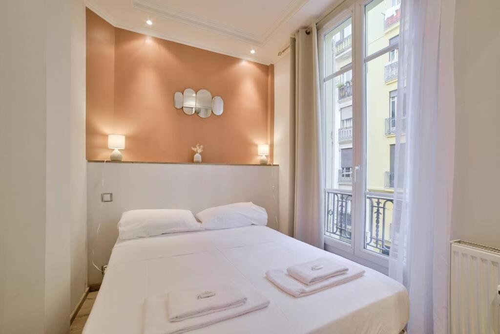 une chambre avec un lit avec deux serviettes dessus dans l'établissement 12 Trachel - T2 lumineux au coeur de Nice, à Nice