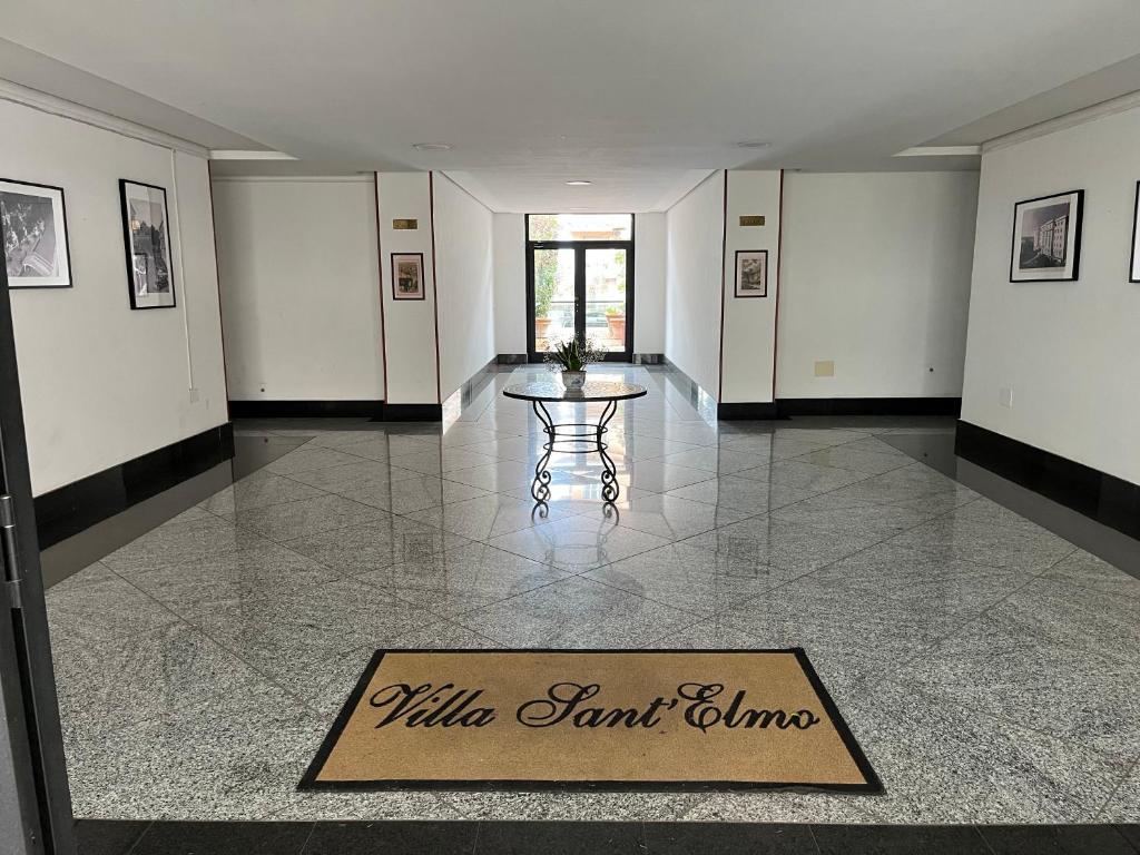 Hol lub recepcja w obiekcie B&B Villa Sant'Elmo con parcheggio interno