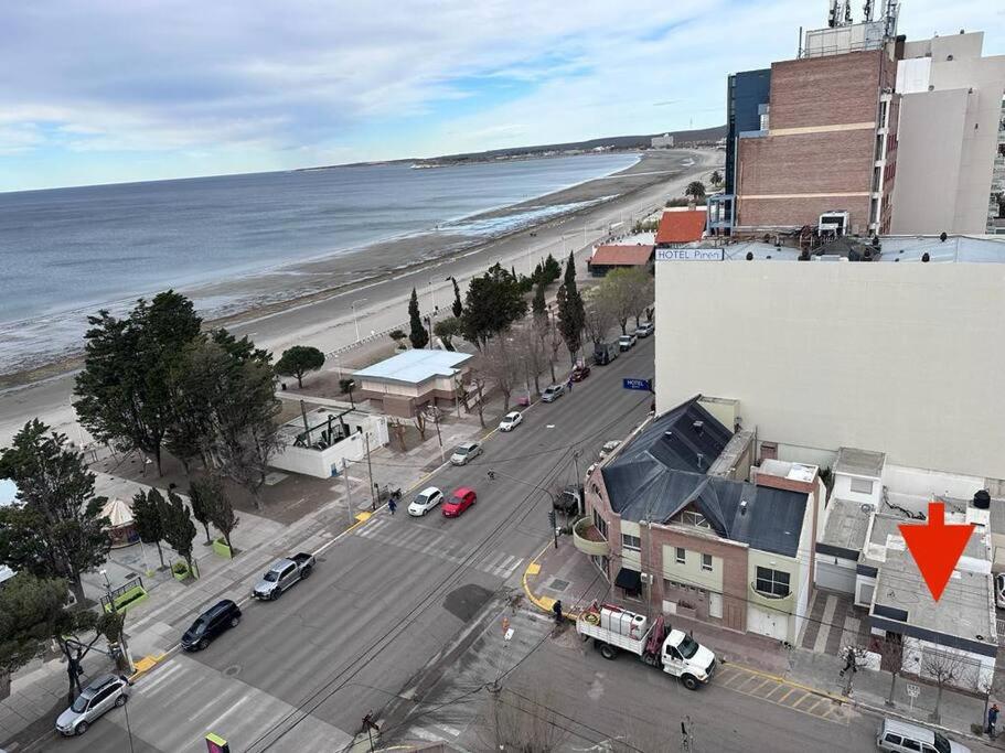 an aerial view of a street with a building and a beach at céntrica y 20 m de la playa in Puerto Madryn