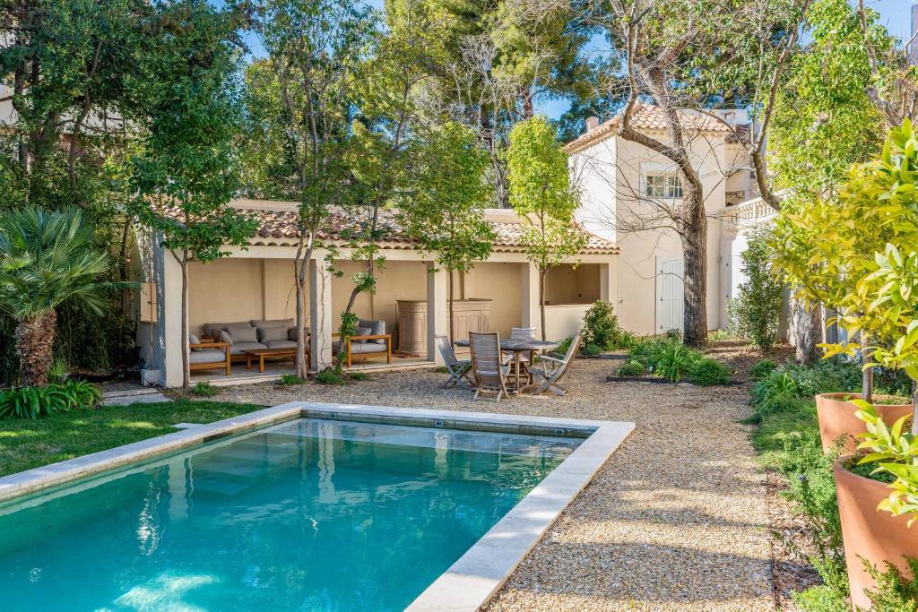 a swimming pool in the yard of a house at Le petit clos St Devote par Dodo à Cassis in Cassis