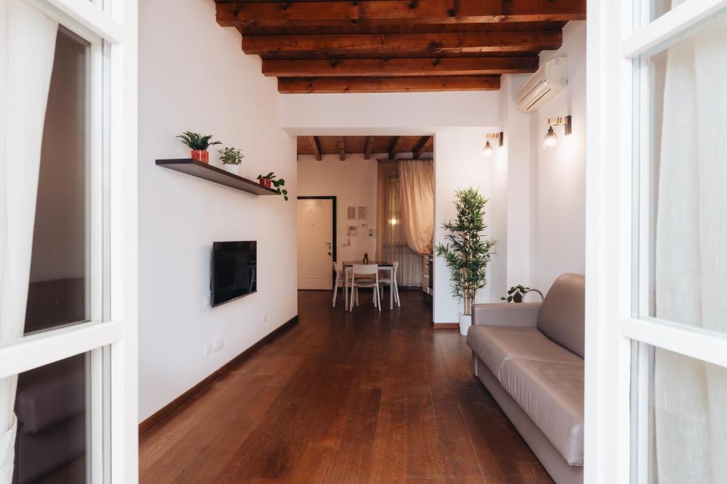Charming Milan Apartments Brera - Madonnina - One-Bedroom Apartment With Balcony