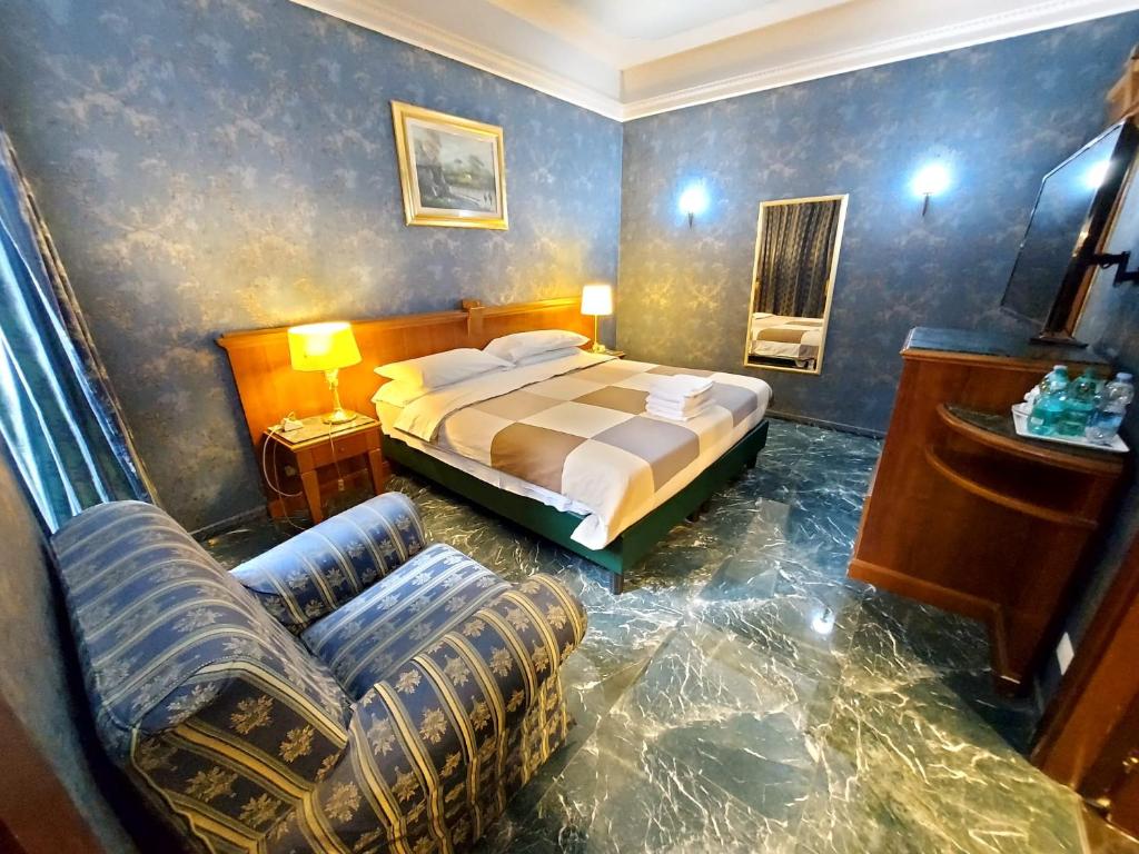 1 dormitorio con 1 cama, 1 sofá y 1 silla en Hotel Positano 2 en Roma