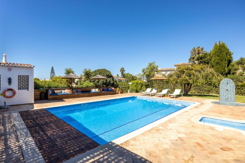 Bazén v ubytování Amazing Carvoeiro Villa - Villa Carvoeiro Grande - 16 Bedrooms - Private Pool and Great for Large Groups - Algarve nebo v jeho okolí