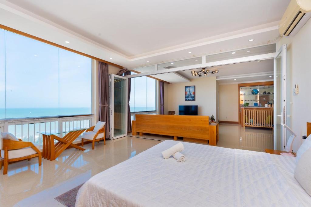 ein Schlafzimmer mit einem Bett und ein Wohnzimmer in der Unterkunft Marvelous Sea View in Vũng Tàu