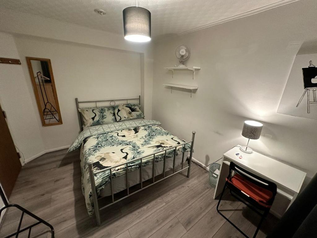 Een bed of bedden in een kamer bij Bethnal Green Rooms R1
