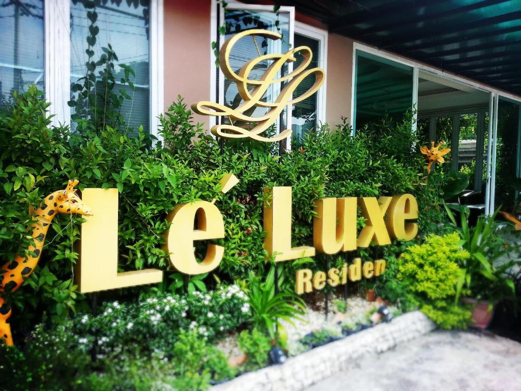 una señal para una casa con una jirafa en Le' Luxe Residence, en Udon Thani