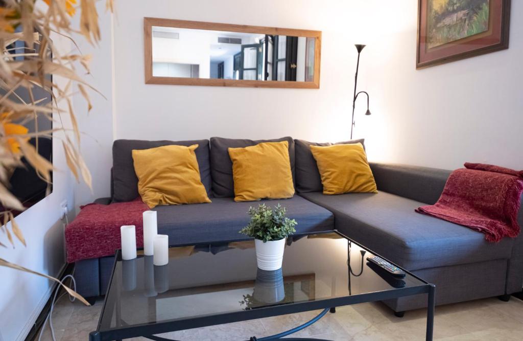 Apartamento con encanto en patio sevillano (204)