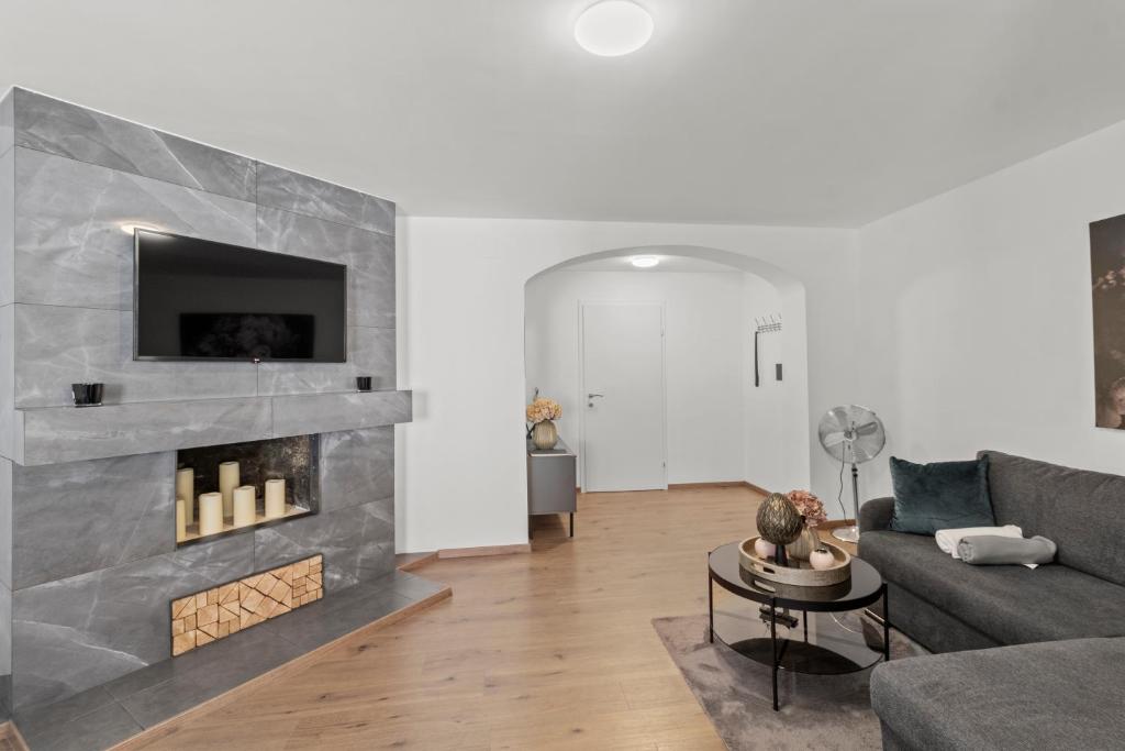 a living room with a couch and a fireplace at Stilvolles Zuhause mit Kamin in Bruck an der Mur