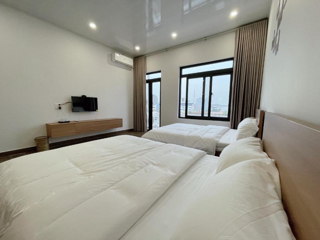 Habitación de hotel con 2 camas y TV en Phương Linh Hostel en Qua Phố
