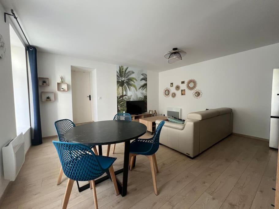 un salon avec une table, des chaises et un canapé dans l'établissement Aux remparts de la vieille ville - 4p, Parking, à Boulogne-sur-Mer