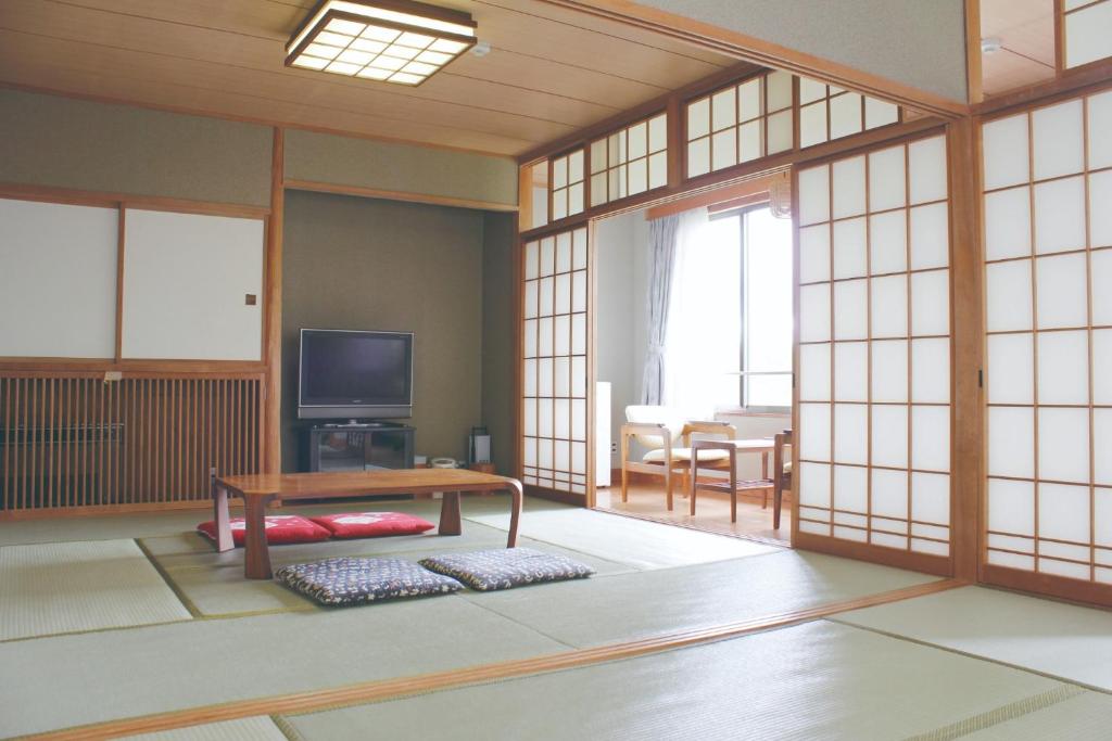 Телевизор и/или развлекательный центр в LivingAnywhere Commons Aizu Bandai Japanese style room- Vacation STAY 74361v