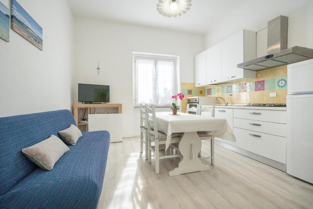 een keuken met een bed en een tafel in een kamer bij Appartamento Libeccio a 300m dalla spiaggia in Golfo Aranci