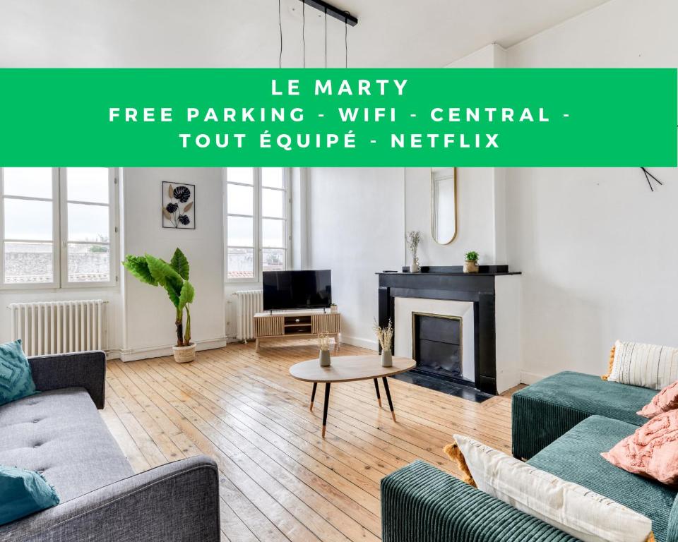 un salon avec un canapé et une cheminée dans l'établissement El Marty - central - climatisation - parking gratuit - wifi, à Carcassonne
