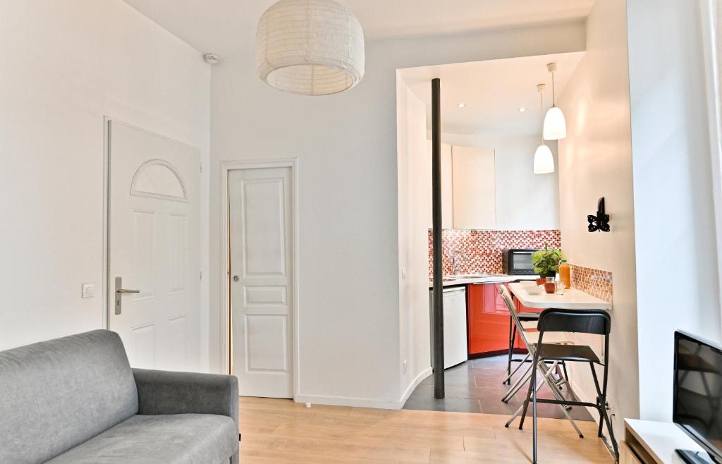 un salon avec un canapé et une table dans l'établissement Appartement au cœur du Marais - III, à Paris