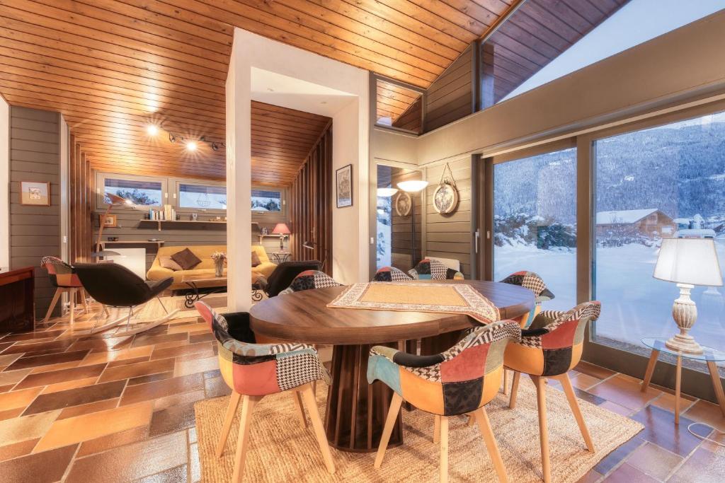 une salle à manger avec une table et des chaises dans l'établissement Le Contemporain - Chalet vue sur le Mont Blanc, à Saint-Gervais-les-Bains