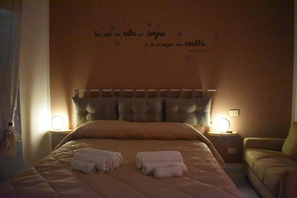 Un dormitorio con una cama con dos toallas encima. en Il pensiero, en Orvieto