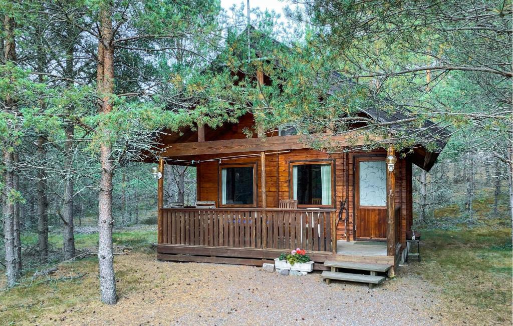 una cabaña de madera en medio de un bosque en Stuga 7, en Nybro