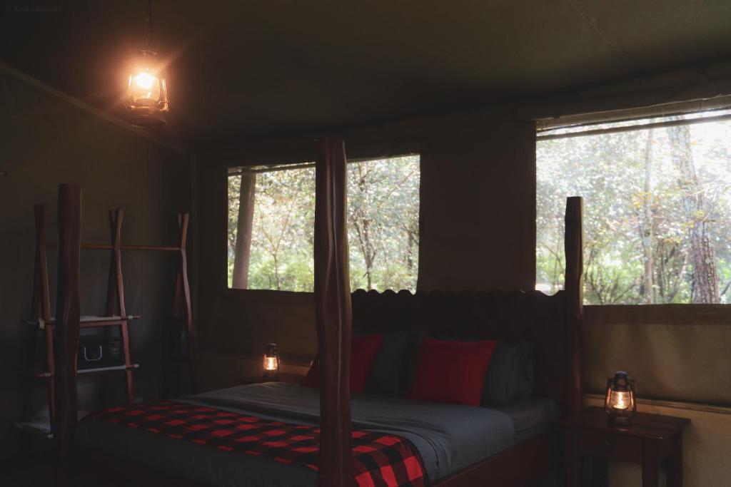 Una cama o camas en una habitación de Drunken Elephant Mara