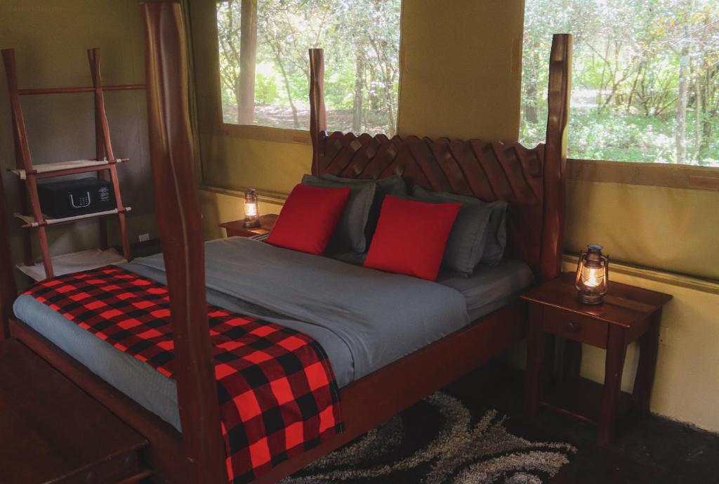 Una cama o camas en una habitación de Drunken Elephant Mara