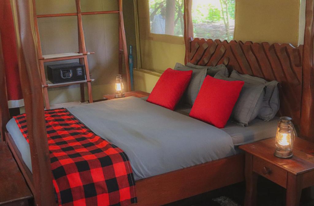 Una cama o camas en una habitación de Drunken Elephant Mara
