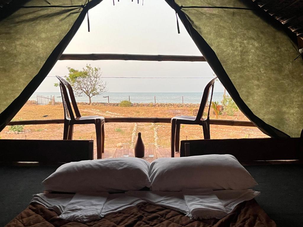 Postel nebo postele na pokoji v ubytování Delft Jungle Beachfront Villa