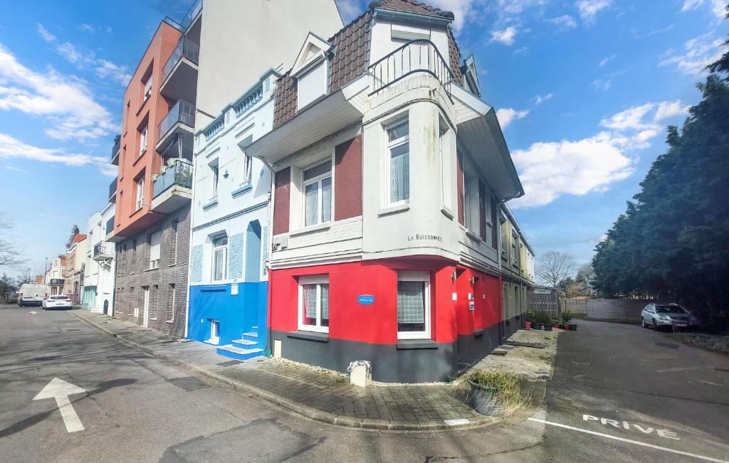 a colorful building on the side of a street at 3 Bedroom Lovely Home In Dunkerque in Dunkerque