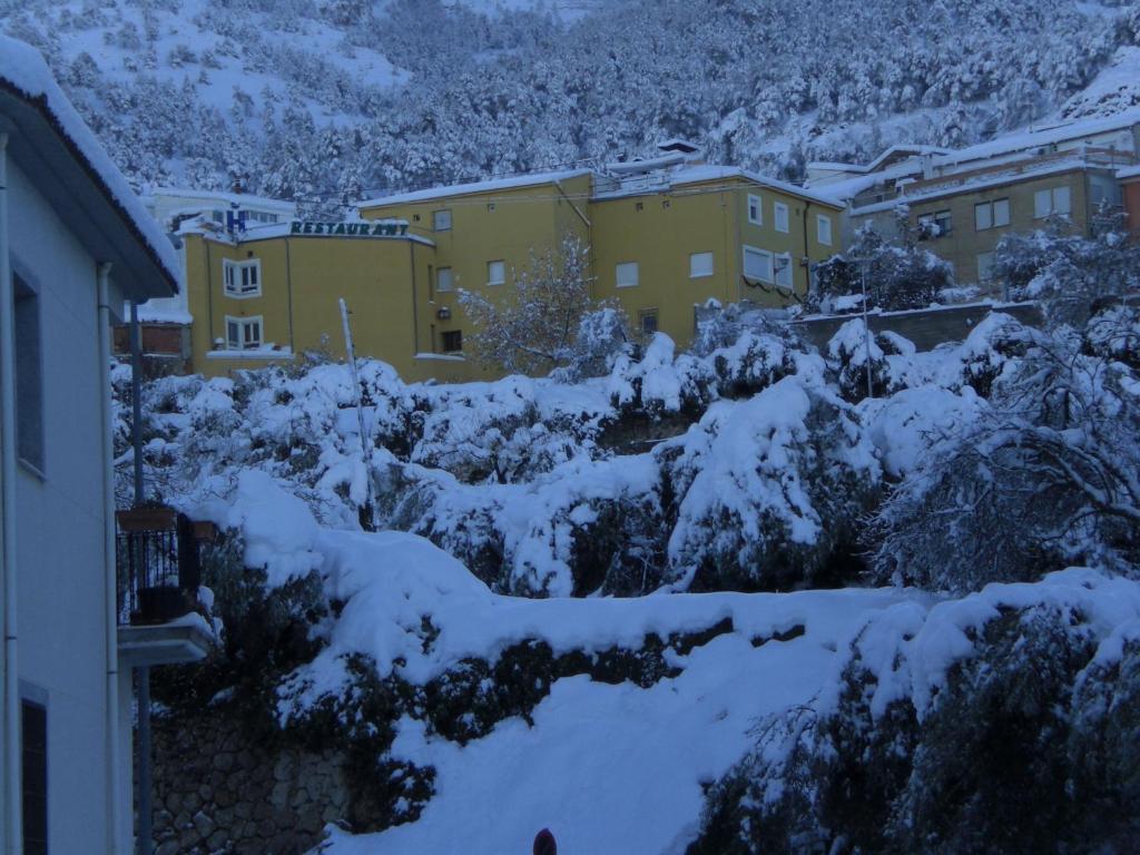 un grupo de edificios con nieve. en Pensión Mariola, en Agres
