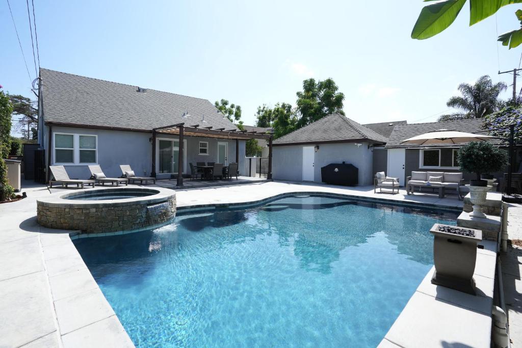 - une piscine en face d'une maison dans l'établissement Destination #51, à Santa Ana