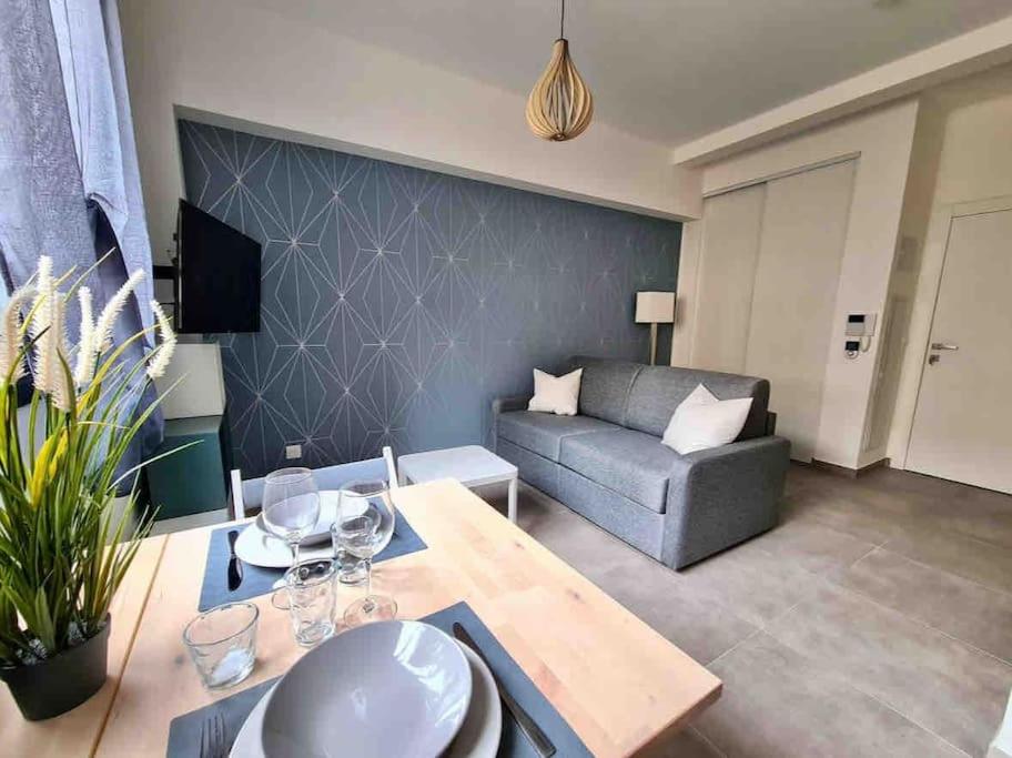 un salon avec un canapé et une table dans l'établissement Bertaina - Studio cosy Gare - Libération, à Nice