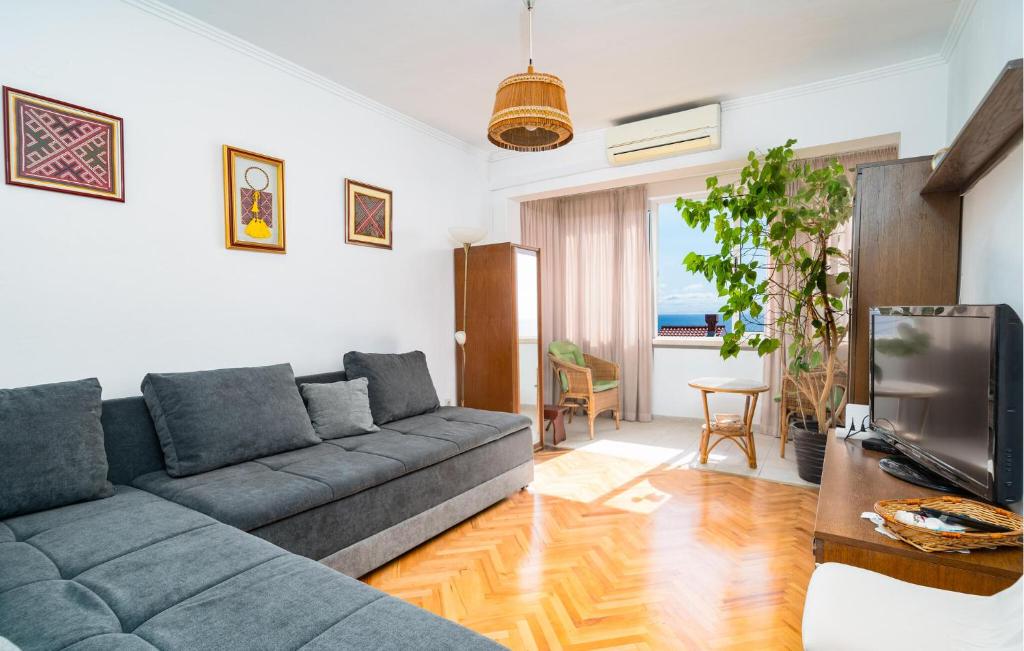 uma sala de estar com um sofá e uma televisão em 1 Bedroom Lovely Apartment In Dubrovnik em Dubrovnik