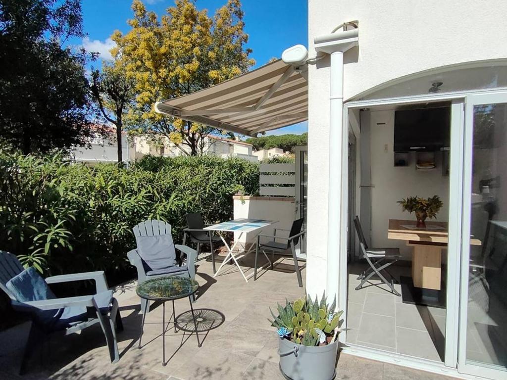 Fotografia z galérie ubytovania Rez-de-jardin calme proche commodités, plage, parking privé, clim, terrasse - Idéal famille - FR-1-723-36 v destinácii Cap d'Agde