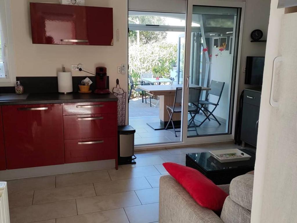 Fotografia z galérie ubytovania Rez-de-jardin calme proche commodités, plage, parking privé, clim, terrasse - Idéal famille - FR-1-723-36 v destinácii Cap d'Agde