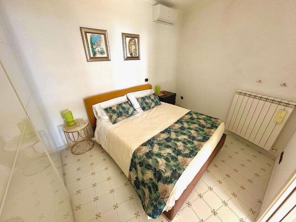 Postel nebo postele na pokoji v ubytování Villa Teresa con piscina costiera amalfitana