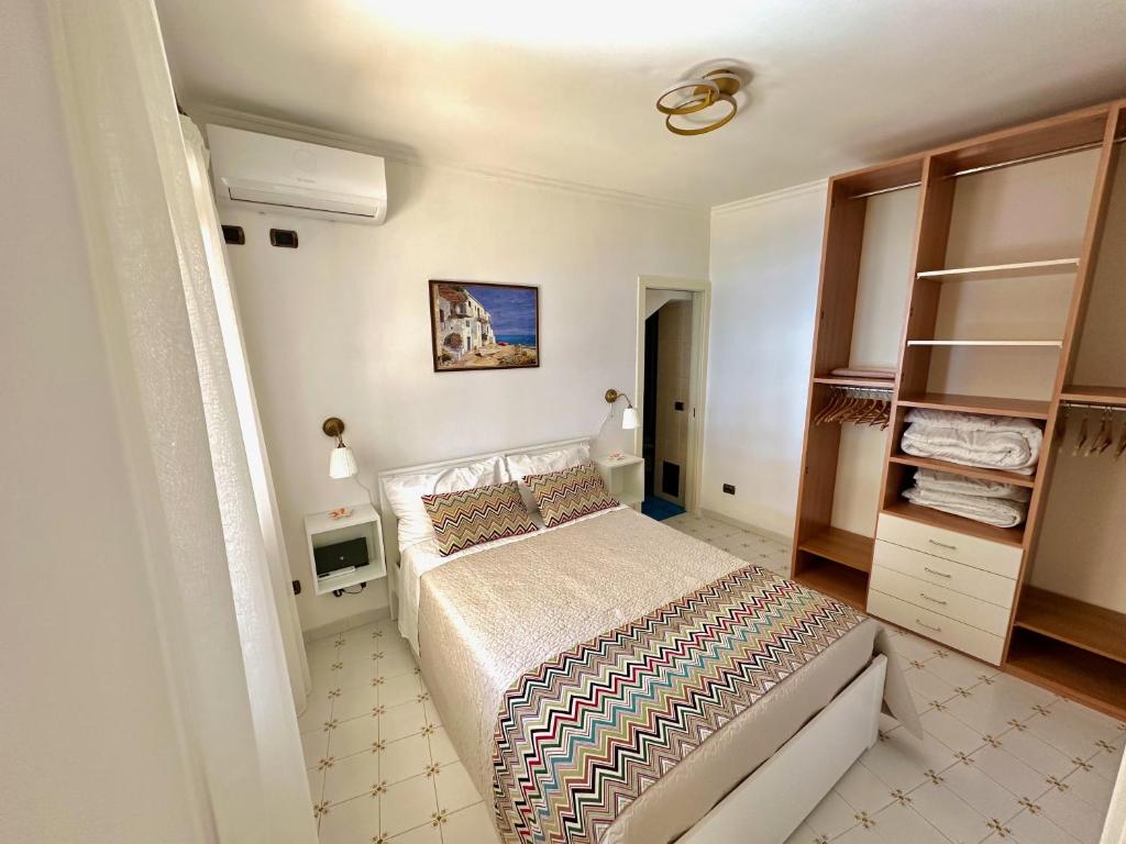 Postel nebo postele na pokoji v ubytování Villa Teresa con piscina costiera amalfitana