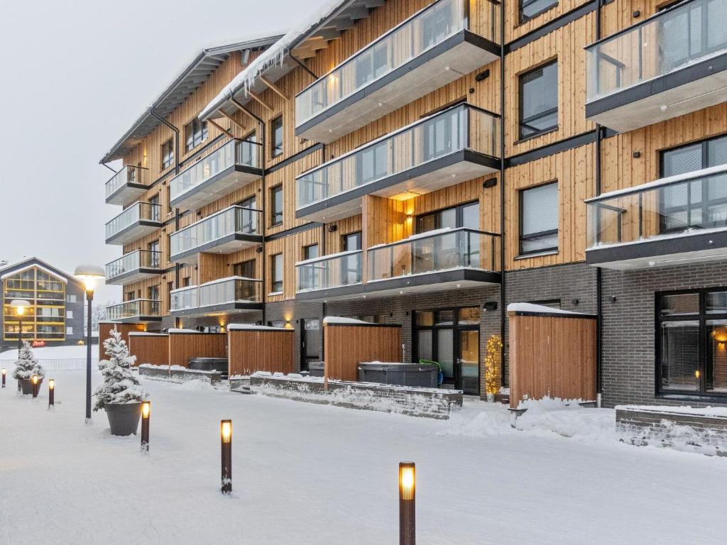 un bâtiment dans la neige avec des lumières devant dans l'établissement Holiday Home Cranberry c4 by Interhome, à Sirkka