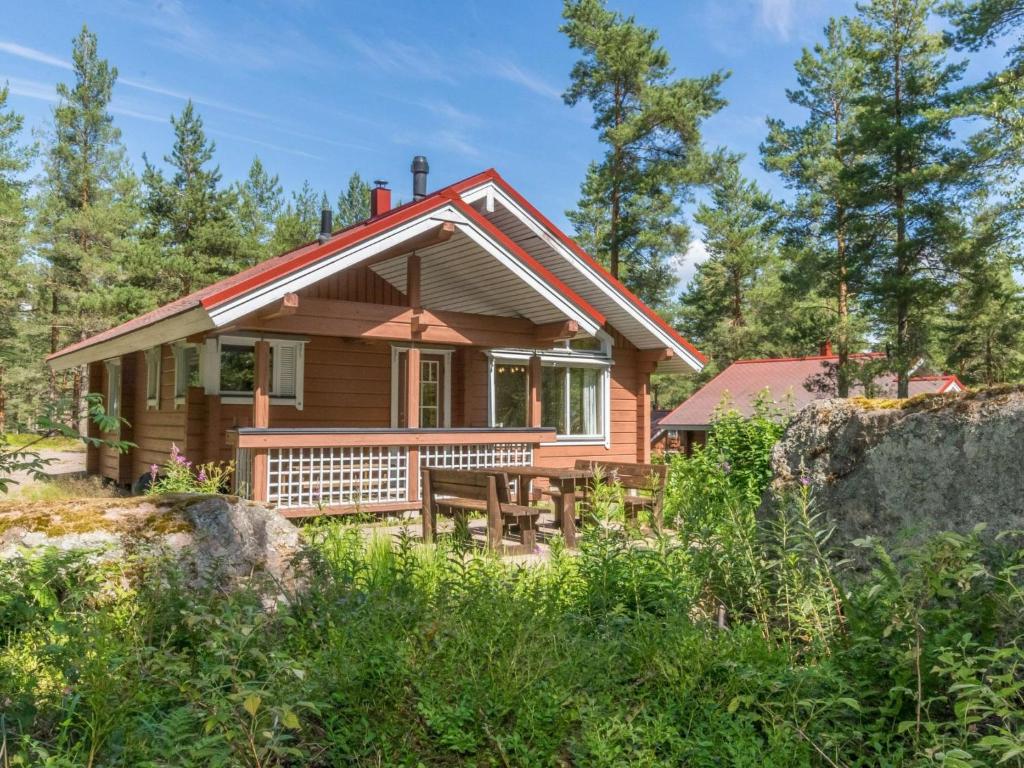 una casa en el bosque con un patio en Holiday Home Paju 7 by Interhome, en Isnäs
