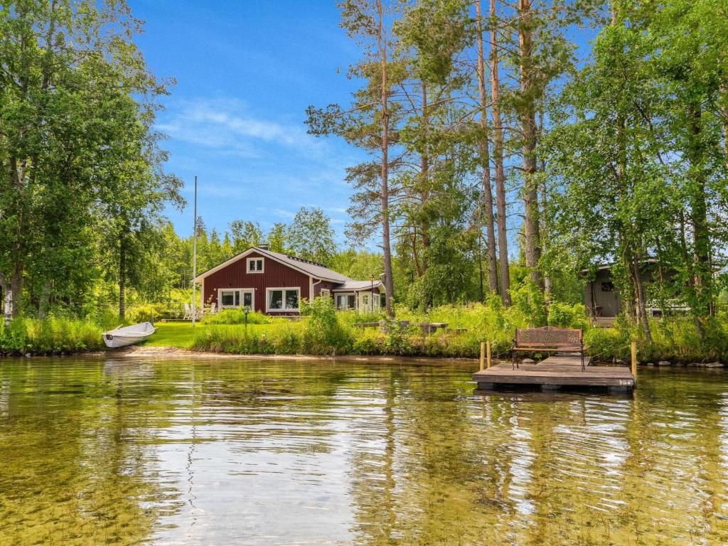 una casa a orillas de un río en Holiday Home Villa kuorinka by Interhome 