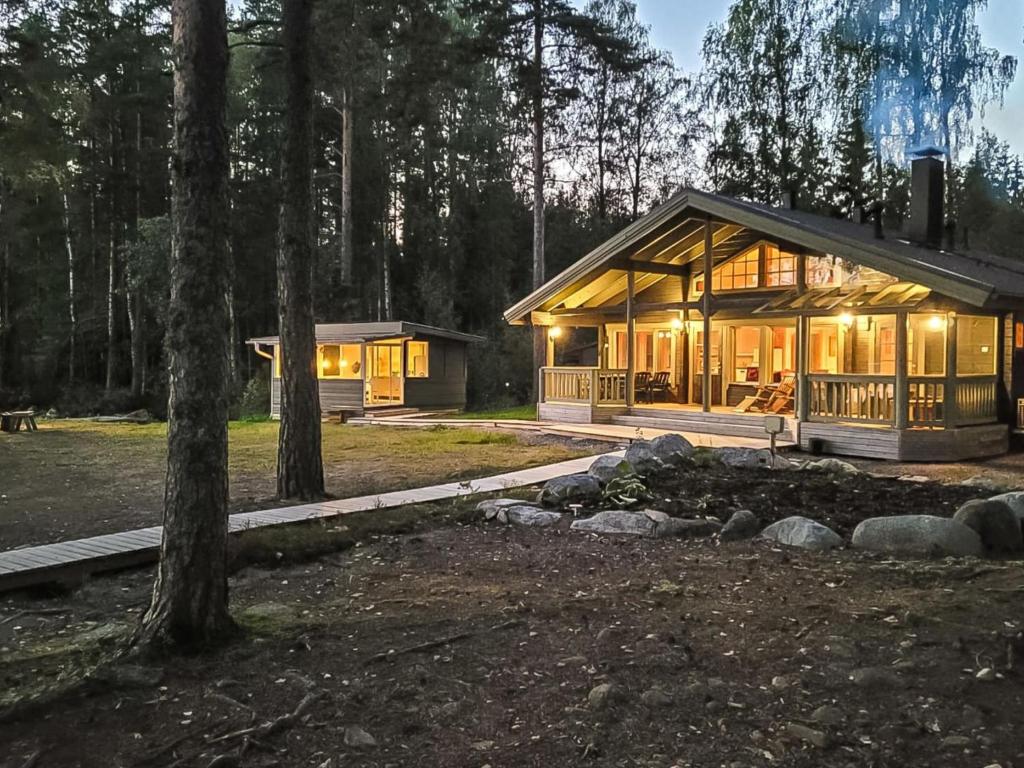 une cabine dans les bois éclairée dans l'établissement Holiday Home Purjeranta by Interhome, à Koirakivi