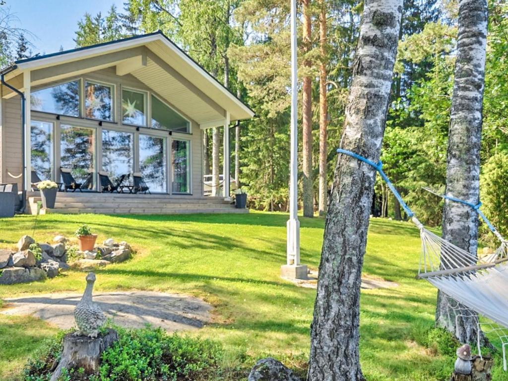una casa con un ganso en el patio en Holiday Home Villa honkarinne by Interhome, en Jyväskylä