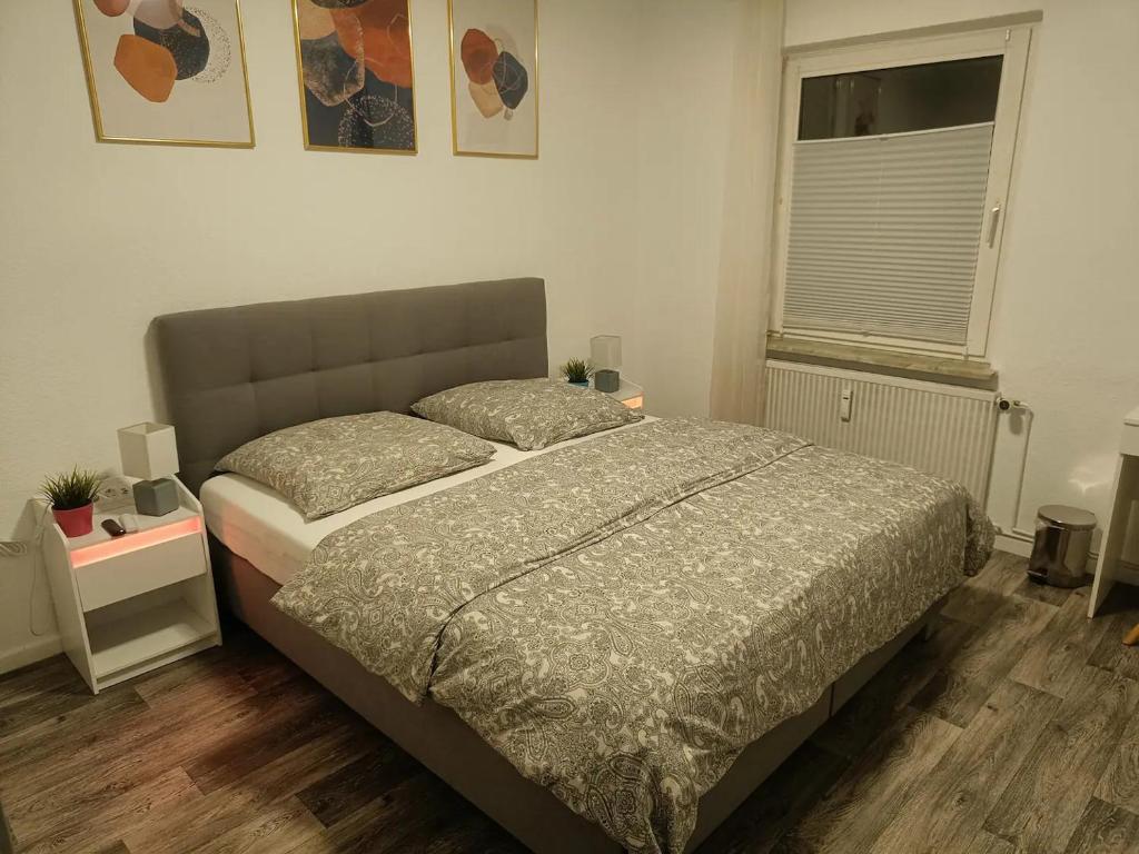 Schlafzimmer mit einem Bett und einem Fenster in der Unterkunft Brunswick Central Charm: Cozy City Room! in Braunschweig