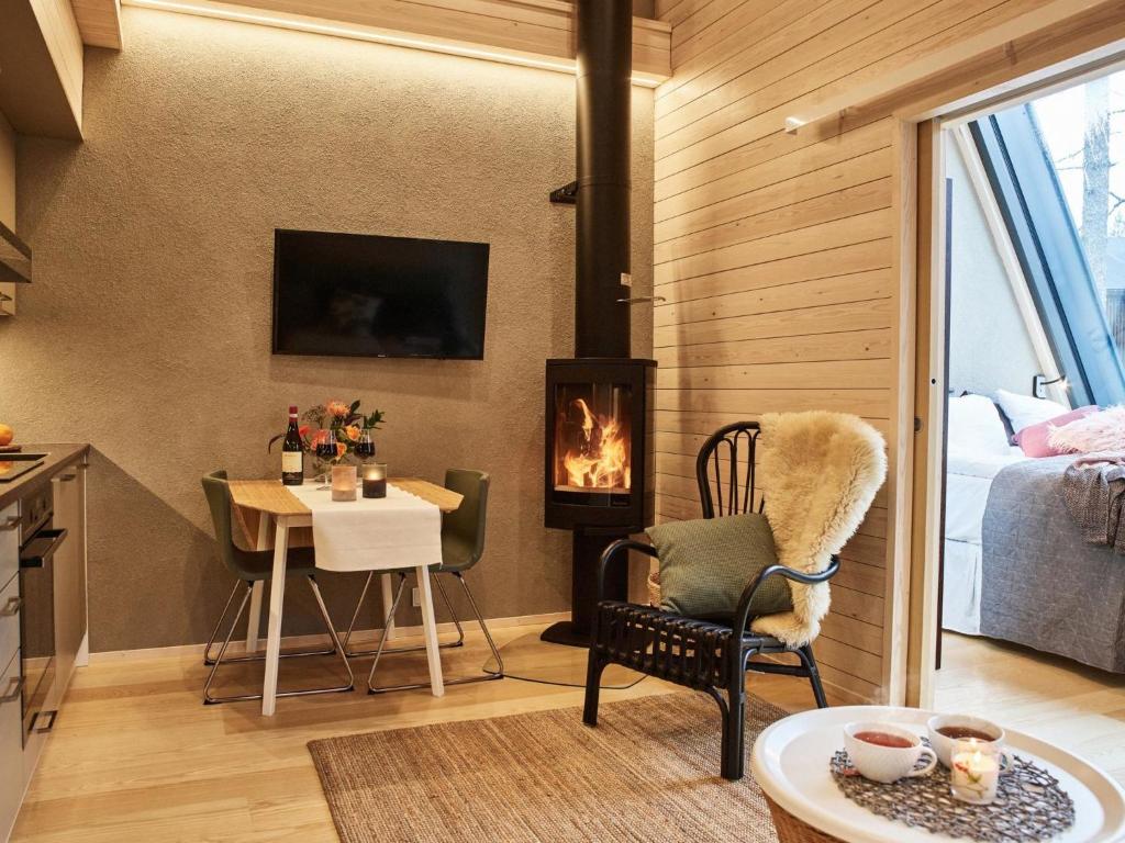 1 dormitorio y sala de estar con chimenea. en Holiday Home Taimi a by Interhome, en Napapiiri