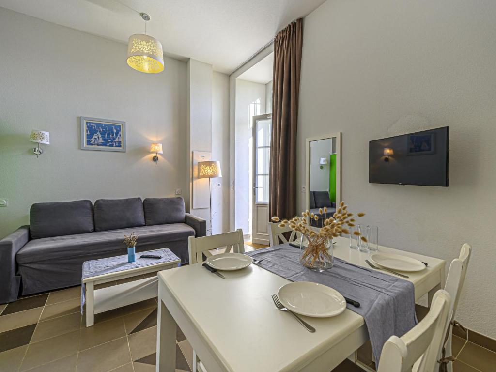 uma sala de estar com um sofá e uma mesa em Apartment Le Château de Kergonano-21 by Interhome em Baden