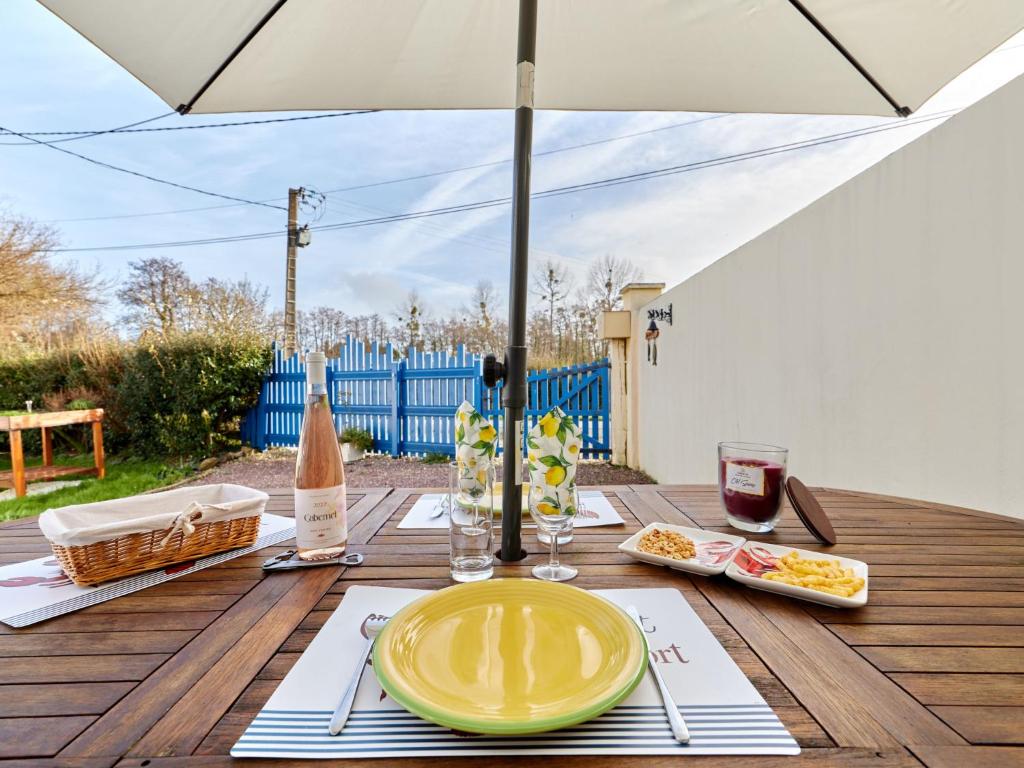 einen Tisch mit gelber Platte und Schirm in der Unterkunft Holiday Home by Interhome 