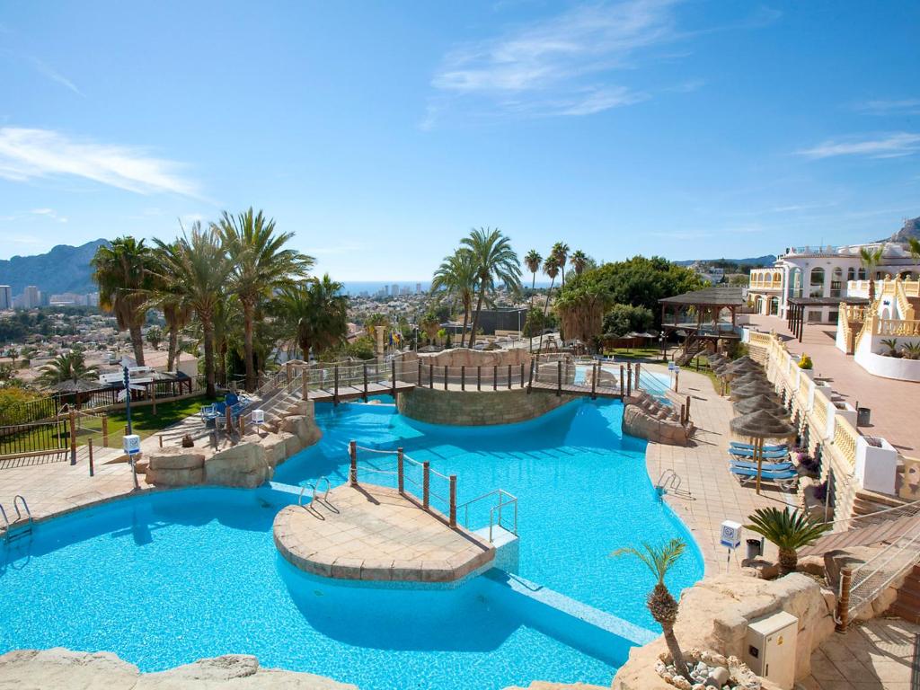 ein großer Pool mit blauem Wasser in einem Resort in der Unterkunft Apartment Imperial Park-19 by Interhome in Calpe