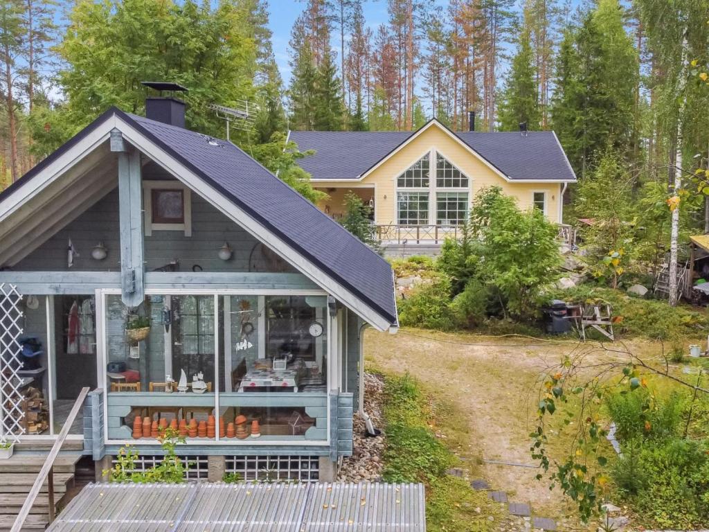 una casa con techo gris en Holiday Home Kivilahti by Interhome, en Jämsä