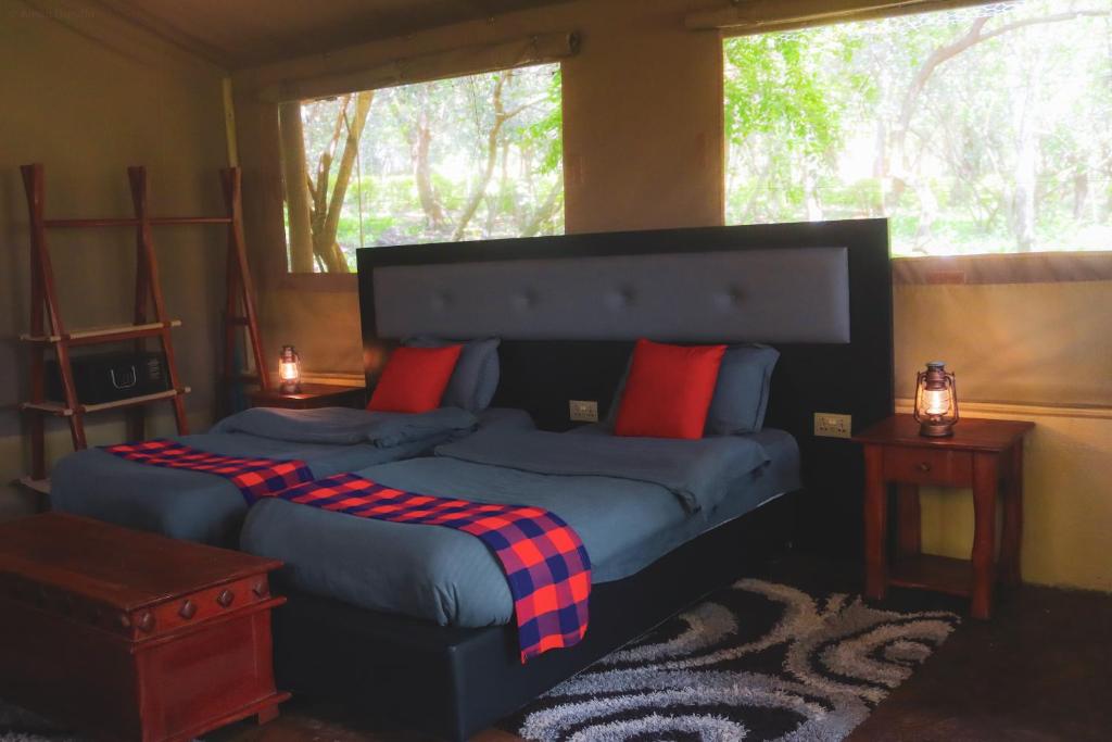 Una cama o camas en una habitación de Drunken Elephant Mara