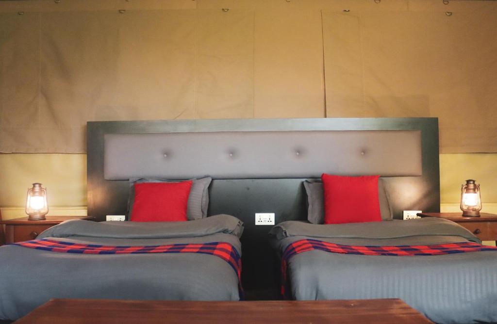 Una cama o camas en una habitación de Drunken Elephant Mara