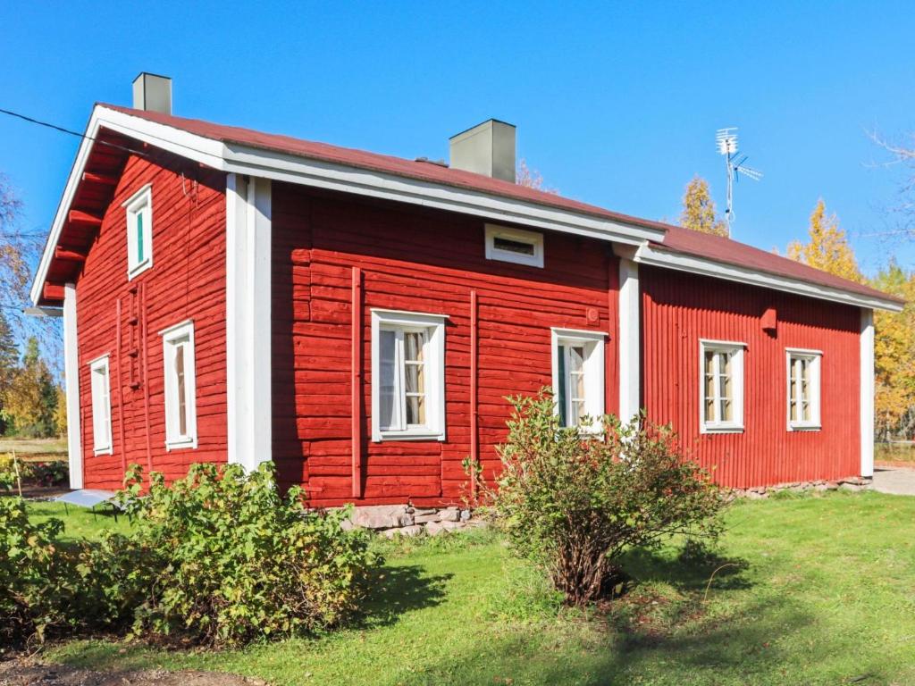 ein rotes und weißes Haus mit einem roten in der Unterkunft Holiday Home Laattajan hirsipirtti by Interhome in Hyrynsalmi