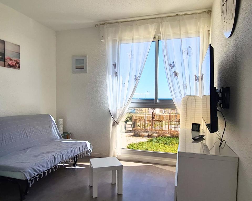 Televízia a/alebo spoločenská miestnosť v ubytovaní Le Caméléon - Détente en bord de mer